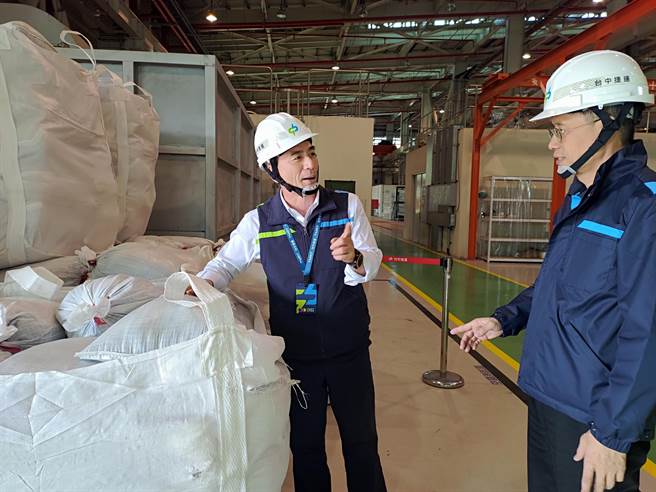 台中捷运公司董事长林志盈（左）实地了解载重测试的沙包。（台中捷运公司提供／陈淑芬台中传真）
