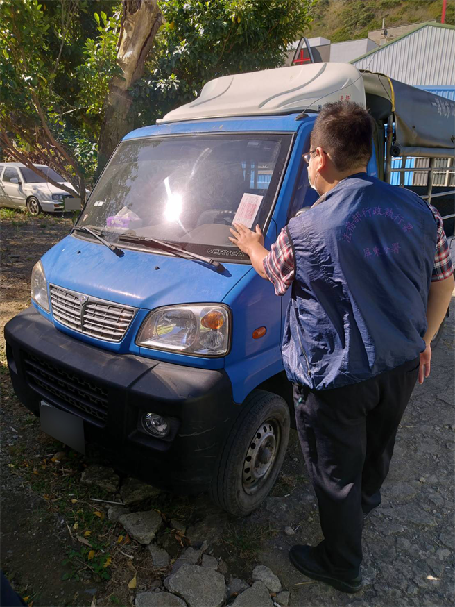 行政执行署查封欠款人车辆，让因违反非洲猪瘟民眾当场办理分期缴纳。(行政执行署屏东分署提供)