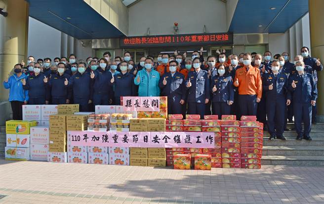 警政署为期15天的春安工作今晚22时起跑，金门县长杨镇浯下午赴金城分局致赠慰问品及慰问金，期勉同仁及协勤民力员坚守岗位，让乡亲平安过好年。（警方提供）