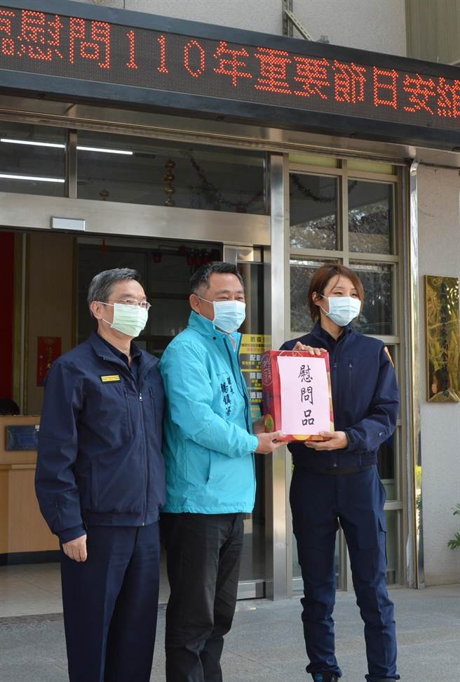 金门县长杨镇浯下午赴金城分局致赠慰问品及慰问金，由胡淑净分局长（右）代表接受。（警方提供）