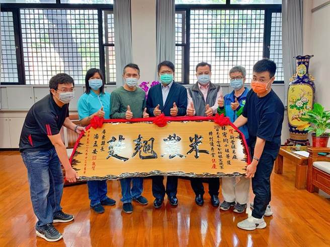 屏东县长潘孟安(右四)亲自颁发匾额。图／屏东县政府提供