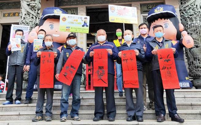 台中市警局雾峰分局春节前「110年加强重要节日安全维护工作」日前邀请中市书法协会干事许金华、庄水南等13位书画家，在福兴宫现场挥毫「写春联、画年画」赠送现场民眾。（黄国峰摄）