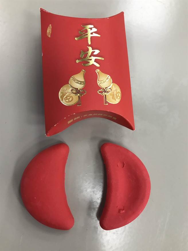 台中市警局雾峰分局春节前「110年加强重要节日安全维护工作」日前在大里杙福兴宫举办「2021鼠去牛来闻虎啸 民殷国富盼龙飞」挥毫迎春暨犯罪预防宣导活动，现场送圣筊橡皮擦，引热烈索取。（黄国峰摄）