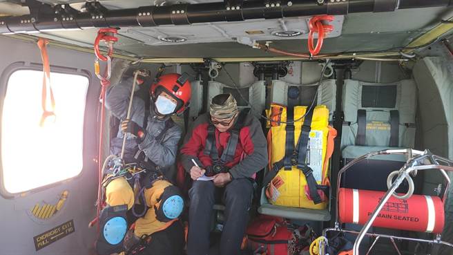 吕男（右）不慎在山区扭伤脚，无法行走请求救援，今下午顺利吊挂下山。（空勤总队提供／罗亦晽花莲传真）