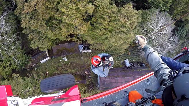 吕男和2名友人，不照原定登山计画行走，吕在哈崙旧铁道不慎扭伤脚请求救援，虽顺利吊挂下山，不过消防局将研拟花莲县登山活动管理自治条例，对他们祭出15000元不等的罚款。（空勤总队提供／罗亦晽花莲传真）