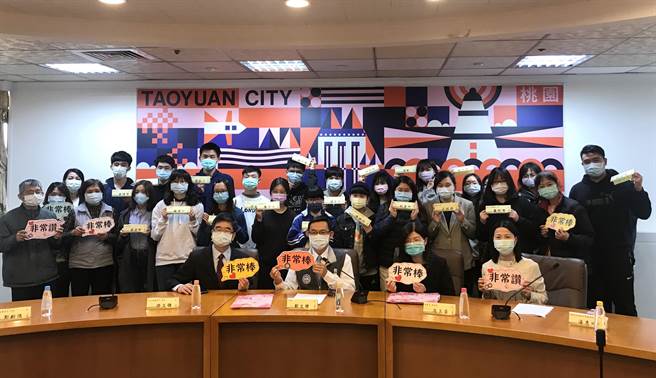 全台各縣市政府設立獎學金中金額最高的「桃園市希望工程獎助學金」，3日由桃園市長鄭文燦親自頒獎鼓勵19名獲獎學生。（蔡依珍攝）