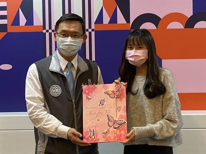 長庚科技大學呼吸照護系2年級的游佩璇靠著清晨早餐店、晚上飲料店打工賺生活費和貼補家用，成績也維持水準，積極態度獲評審委員肯定，增發獎學金達16萬元。（蔡依珍攝）