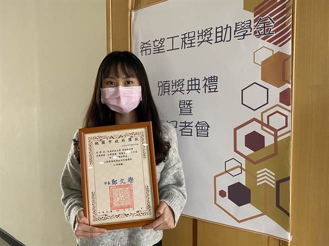 長庚科技大學呼吸照護系2年級的游佩璇靠著清晨早餐店、晚上飲料店打工賺生活費和貼補家用，成績也維持水準，積極態度獲評審委員肯定，增發獎學金達16萬元。（蔡依珍攝）