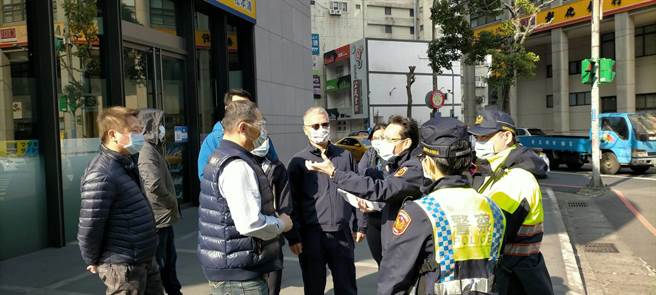 担心春节期间塞车，桃园警分局邀请交通部公路总局第一区养护工程处中坜工务段、桃园市交通局、桃园区公所、各卖场、百货公司及停车场管理代表会勘。（警方提供／赖佑维桃园传真）