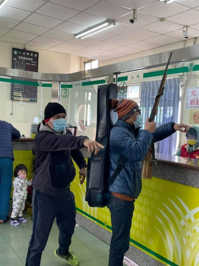 乐团遭抢高歌送歹徒「浪子回头」 防抢演练爆笑片被讚爆(图/仁爱分局提供)