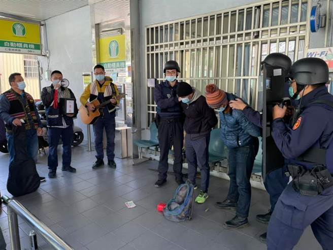 乐团遭抢高歌送歹徒「浪子回头」 防抢演练爆笑片被讚爆(图/仁爱分局提供)