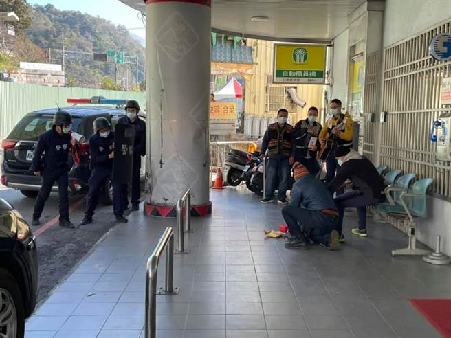 乐团遭抢高歌送歹徒「浪子回头」 防抢演练爆笑片被讚爆(图/仁爱分局提供)