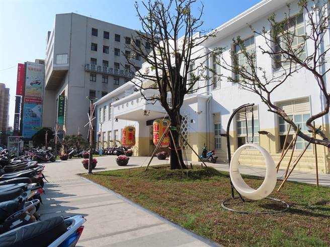 彰化最大的市容改造「人本城區」人行道串連計畫，拚在春節前完成，彰化市公所前廣場變美，但機車又停放，彰縣府工務處強調正在畫標線，未來會協調將空間還給行人。（吳敏菁攝）