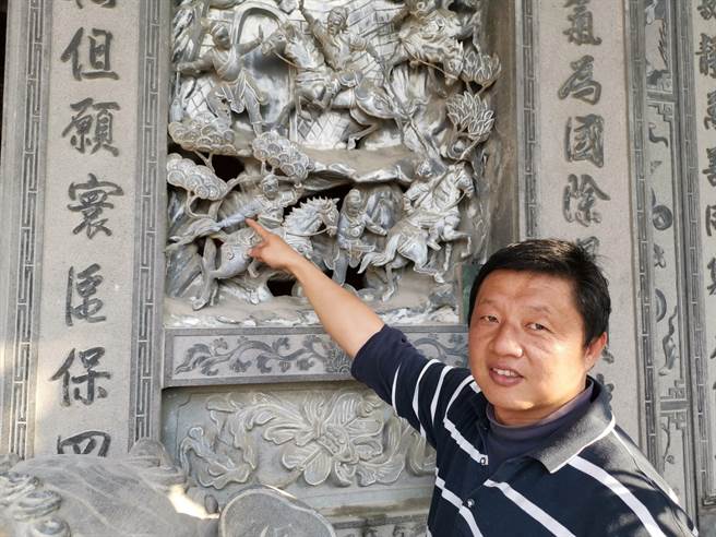 台南市六甲區保安宮常務監事王俊嵐說，泥塑雕像年久毀損，請到藝術專業系所年輕人協助修復。（劉秀芬攝）