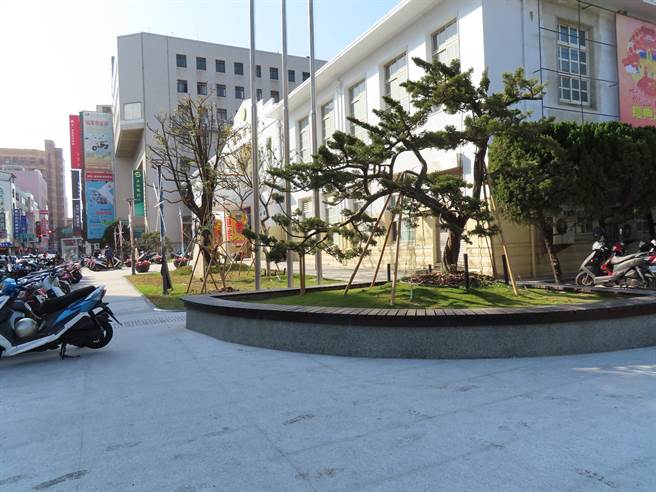 彰化最大的市容改造「人本城區」人行道串連計畫，拚在春節前完成，彰化市公所前廣場變美，但機車又停放，彰縣府工務處強調正在畫標線，未來會協調將空間還給行人。（吳敏菁攝）