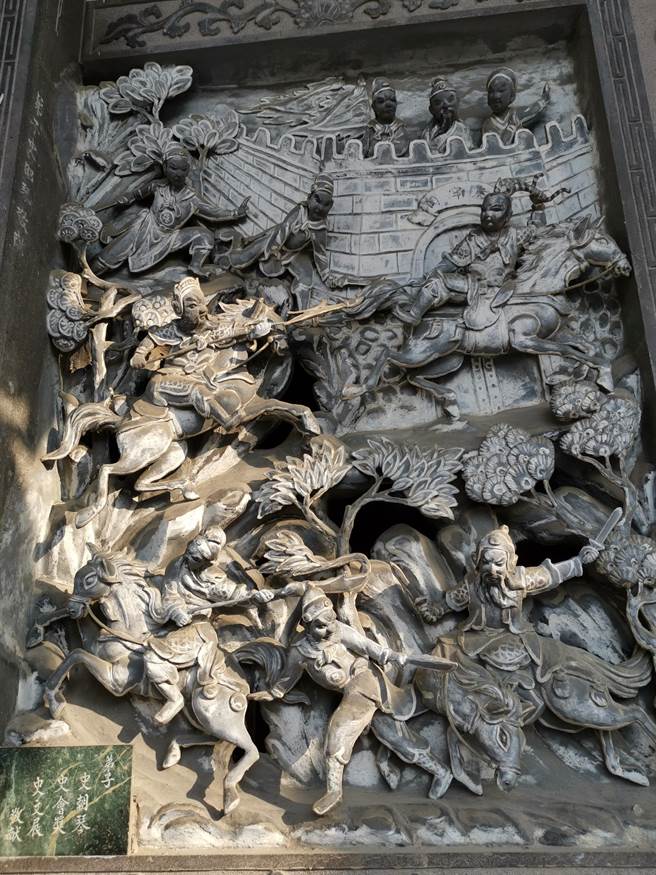 台南市六甲區保安宮牆面泥塑雕像年久毀損，圖中下方人偶斷手已補回。（劉秀芬攝）