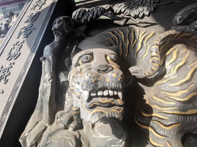 台南市六甲區保安宮牆面泥塑雕像年久毀損，虎牙也有修補。（劉秀芬攝）