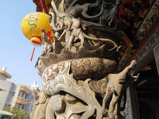 台南市六甲區保安宮牆面泥塑雕像年久毀損，龍柱上龍爪也有修補。（劉秀芬攝）