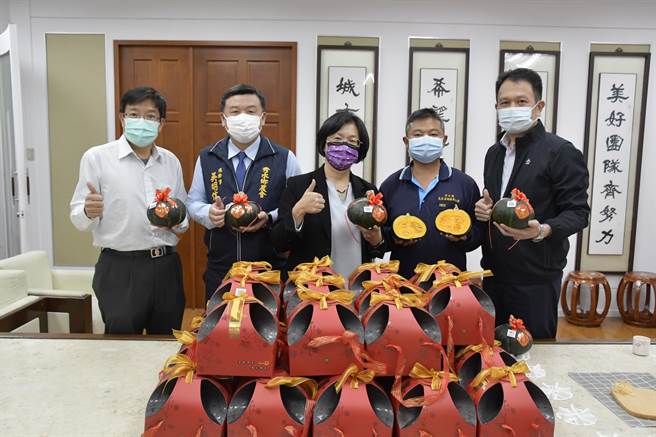 「美栗南瓜全国栗南瓜品质评鑑竞赛」彰化秀水青农林俊豪摘第一，县长王惠美表扬。（吴敏菁摄）