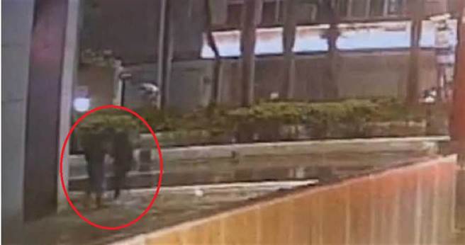 2妙齡女為愛在東區街頭爆打 被公司開除嗆：我媽媒體高層（圖／截自監視畫面）