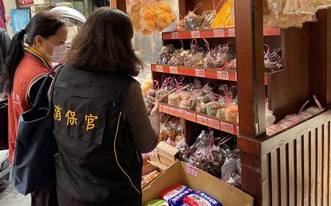 宜蘭縣政府今天由消保官帶隊聯合稽查年貨，以確保食安。（宜蘭縣衛生局提供／李忠一宜蘭傳真）