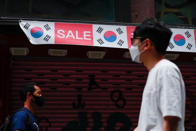 南韩民眾走在首尔明洞街头。（新华社照片）