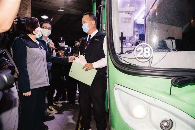 勞動部3日實施全台春安聯合稽查，勞動部長許銘春（中左）至台北轉運站執行客運業勞檢，稽查5家業者全部違反職業安全衛生法，其中有2家更違反勞基法每月加班上限及輪班間隔規定，每月加班時數超過46小時的客運業為統聯客運、輪班間隔未達11小時的是國光客。(郭吉銓攝)