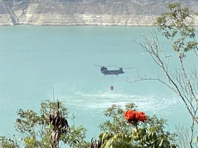 竹崎森林大火 航特部C-47直升機空中灑水40噸順利撲減（圖／陸軍航空特戰指揮部提供）