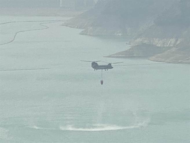 竹崎森林大火 航特部C-47直升機空中灑水40噸順利撲減（圖／陸軍航空特戰指揮部提供）