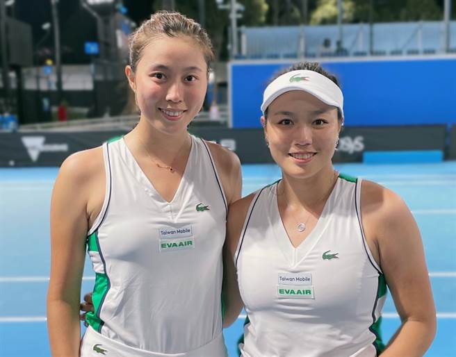 詹詠然（右）、詹皓晴（左）在WTA墨爾本第2站賽事，於女雙16強直落二獲勝。（劉雪貞提供）
