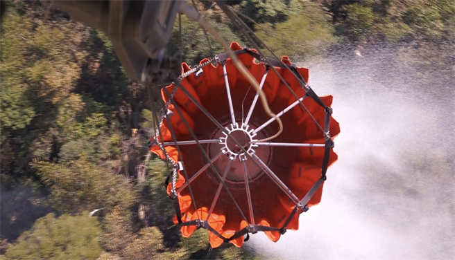 竹崎森林大火 航特部C-47直升機空中灑水40噸順利撲減（圖／陸軍航空特戰指揮部提供）