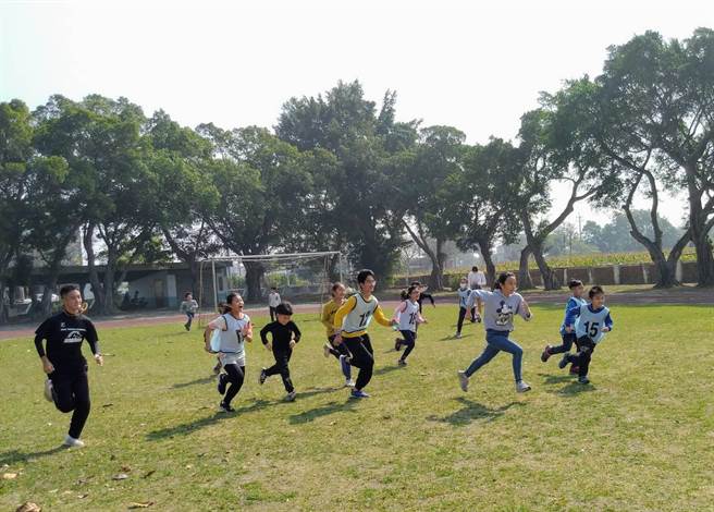 港尾国小英语运动乐活营，在活动中融入英语对话，让学生体验生活化的学习情境。（港尾国小提供／刘秀芬台南传真）