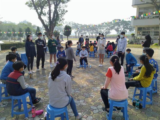 港尾国小英语运动乐活营，在活动中融入英语对话，让学生体验生活化的学习情境。（港尾国小提供／刘秀芬台南传真）