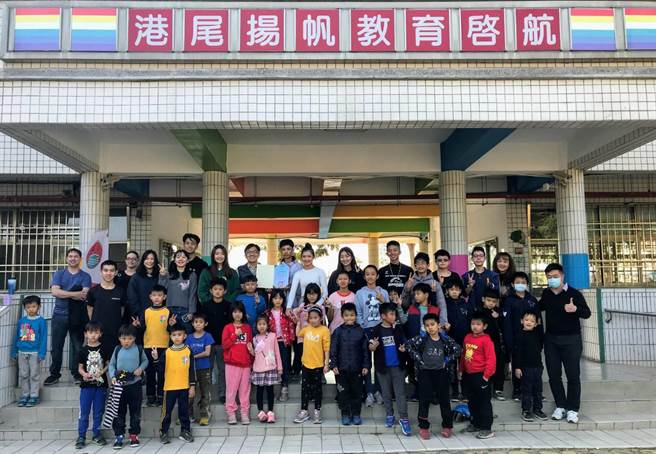 港尾国小英语运动乐活营，在活动中融入英语对话，让学生体验生活化的学习情境。（港尾国小提供／刘秀芬台南传真）