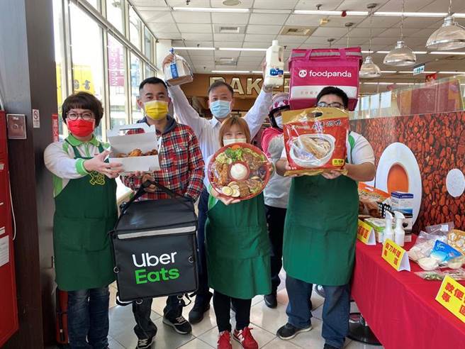 （枫康超市今年2月与uber eats合作，2/8起在二大外送平台举办「买炸鸡翅送茶饮、买鲜奶送吐司」活动。图／枫康超市）
