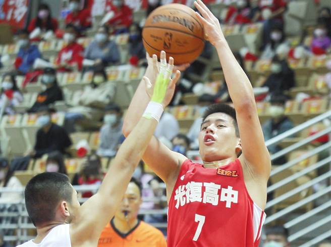 光復隊長莊朝勝（右）今天攻下全隊次高15分。（張鎧乙攝）
