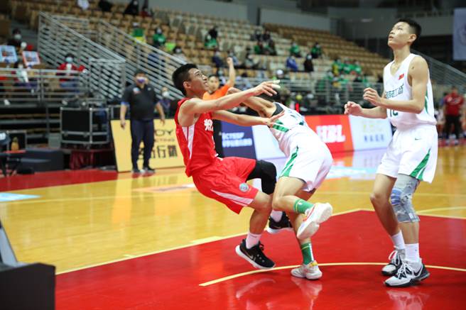 張俊生（左）今天攻下25分，幫助光復高中大破松山高中。（資料照／大會提供）