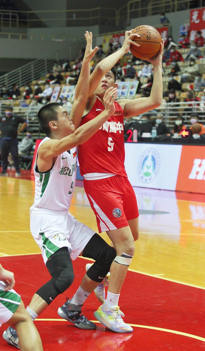 光復高中陳將双（右）近4戰吸引對方防守消耗不少體力，今天仍奮力繳出11分、6籃板、4助攻。（張鎧乙攝）