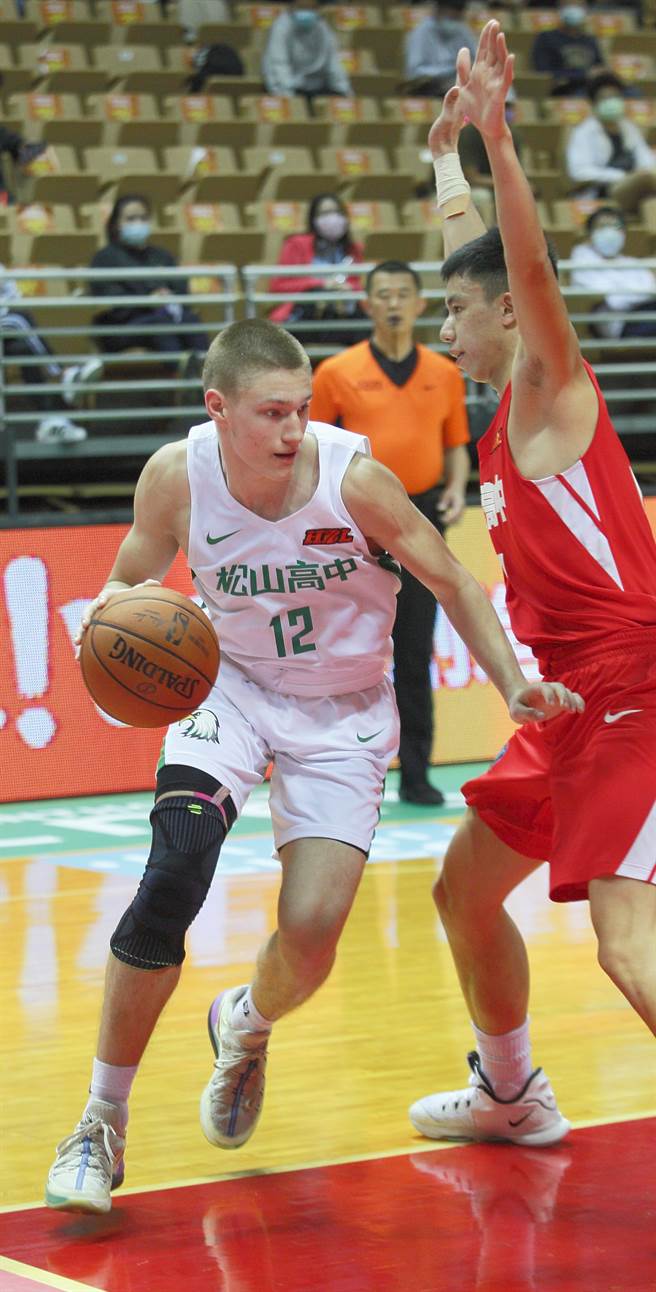 松山高中喬納森（左）繳出15分、17籃板雙十數據。（張鎧乙攝）