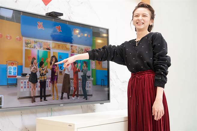 图二：陈姸霏观赏Netflix新春特别节目，笑说看陈淑芳《孤味》里演的阿嬷就很开心。（摄影／JOJ PHOTO、服装／MAX＆Co.提供、饰品／ Georg Jensen）