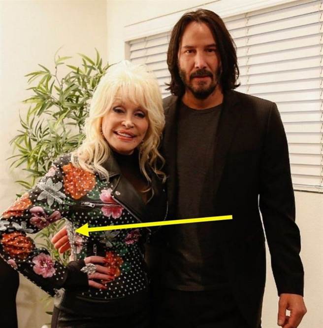 基努李维的绅士手举动被讚爆。(图/ 摘自推特)