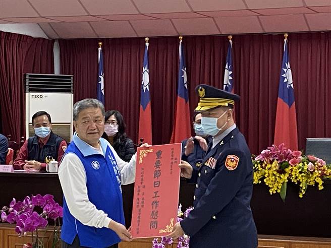 议长蒋根煌到新庄分局致赠慰问金。（新庄分局提供／李俊淇新北传真）