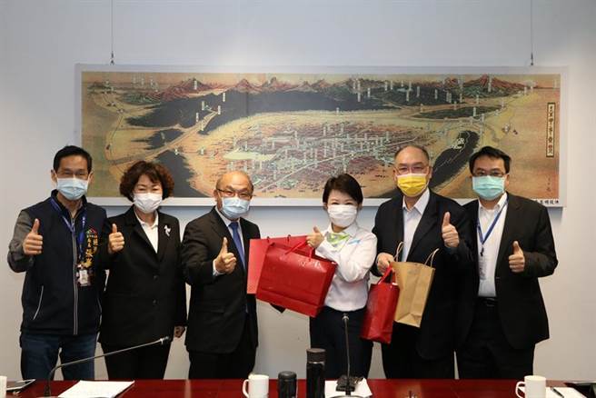 台湾工具机暨零组件公会理事长许文宪(右二)，及台湾手工具公会理事长黄信德(左三)，3日拜会台中市长卢秀燕(右三)，实地了解台中国际会展中心最新进度，并在交换见面礼后，合影留念。图／刘朱松