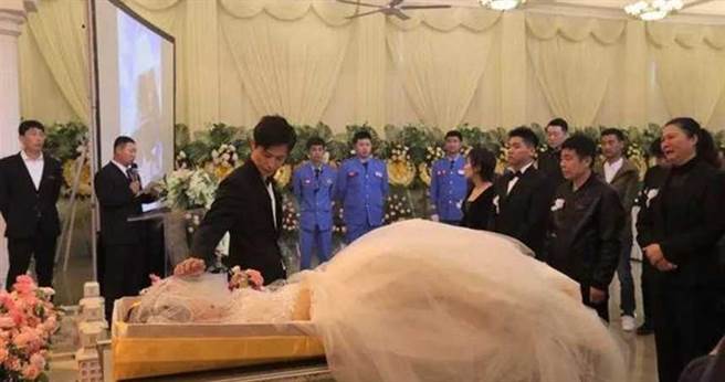 徐男在殯儀館舉辦婚禮(圖片截自/網易新聞)