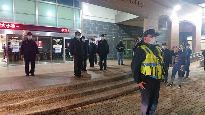 台南市长黄伟哲（阶梯上穿夹克打领带者）视察重要节日安全维护工作。（程炳璋摄）