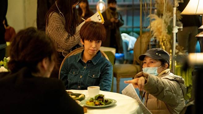 導演蔡銀娟（右）溫柔向陳庭妮（中）講述拍攝細節。（公視提供）