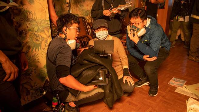 導演蔡銀娟（中）耗時3年打造寫實消防員職人劇。（公視提供）