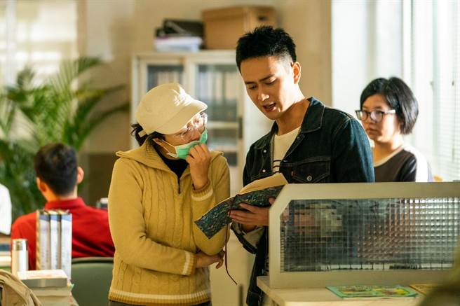 劉冠廷（右）表示導演蔡銀娟（左）為人相當溫暖。（公視提供）