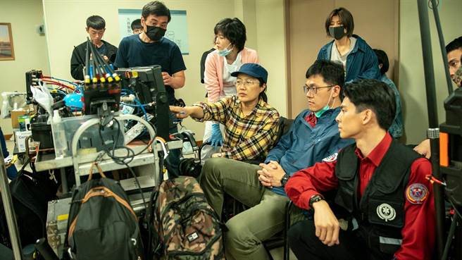 從田野調查、劇本孵育、拍攝規劃蔡銀娟都親力親為的參與其中。（公視提供）