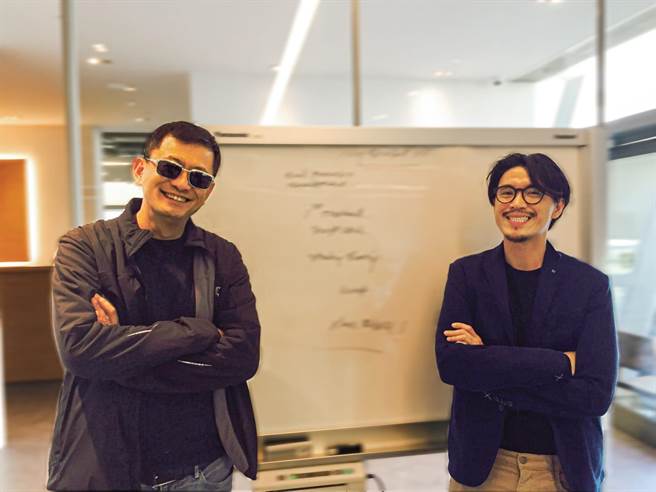 王家卫(左)监制，导演纳塔吾彭皮里亚执导新片《一杯上路》在日舞影展夺奖。（泽东提供）